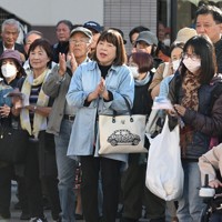 兵庫県知事選の候補者の訴えを聞く有権者ら＝兵庫県川西市で2024年11月9日午後2時38分、大西岳彦撮影（画像の一部を加工しています）