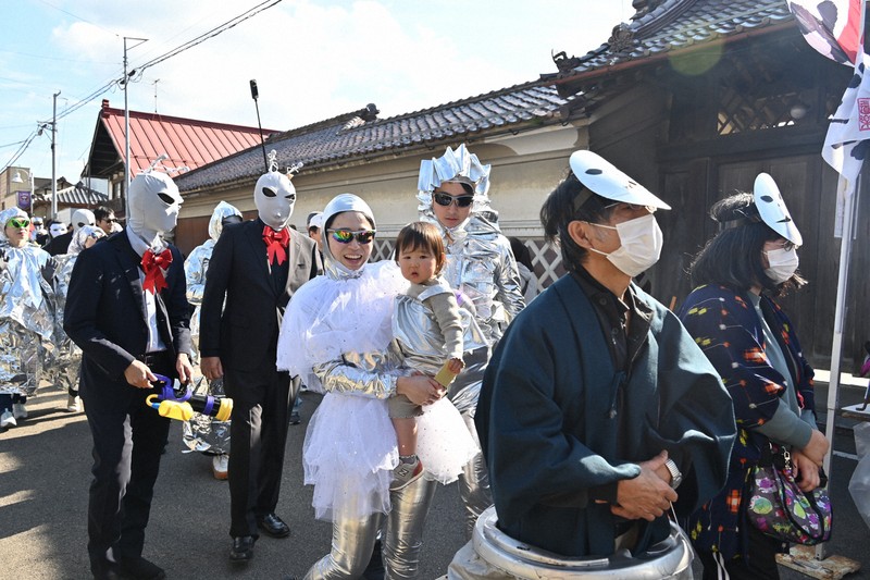 UFOの里」で宇宙人仮装パレード 地球人も盛り上げ 福島 | 毎日新聞