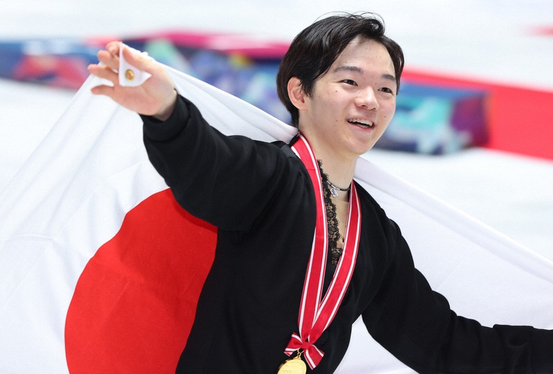 表彰式後に日の丸を背にする鍵山優真＝国立代々木競技場で2024年11月9日、猪飼健史撮影