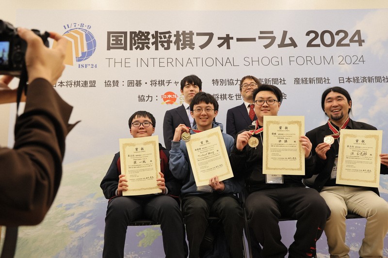 『将棋の来た道』『アジア勝負の旅』 Meijin Fujii Souta is a true train expert: 