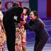 男子の表彰式で壷井達也（左）にメダルを授与する日本スケート連盟の宮原知子理事＝国立代々木競技場で2024年11月9日、猪飼健史撮影
