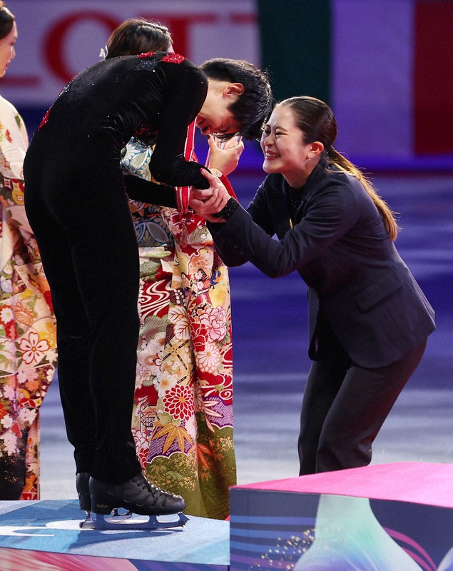 男子の表彰式で壷井達也（左）にメダルを授与する日本スケート連盟の宮原知子理事＝国立代々木競技場で2024年11月9日、猪飼健史撮影