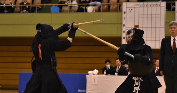 決勝で相手を攻める福岡大の河野百響四段（右）＝愛知・春日井市総合体育館で2024年11月10日、牧野大輔撮影