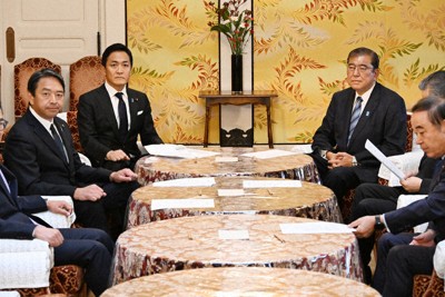 国民民主党の玉木雄一郎代表（中央左）との会談に臨む石破茂首相（同右）＝国会内で2024年11月11日午前9時、平田明浩撮影