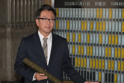 初登院し、登院盤の前で記念撮影に応じる無所属の中村勇太氏＝国会内で2024年11月11日午前10時48分、渡部直樹撮影