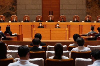 海外在住の日本人有権者が最高裁裁判官の国民審査に投票できないことの違憲性が争われた訴訟の判決が言い渡された最高裁大法廷＝東京都千代田区で2022年5月25日午後2時57分（代表撮影）