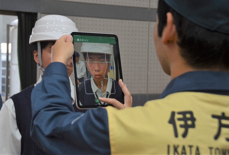 住民の半分が高齢者 四国の町で進む「顔認証」サービスの評判 | 毎日新聞