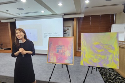 自身の絵について説明する脱北者の画家、安脩敏さん＝ソウルで2024年6月13日午後6時54分、日下部元美撮影