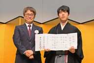藤井聡太7冠、母校をサプライズ訪問 児童ら歓声 「びっくり」 | 毎日新聞