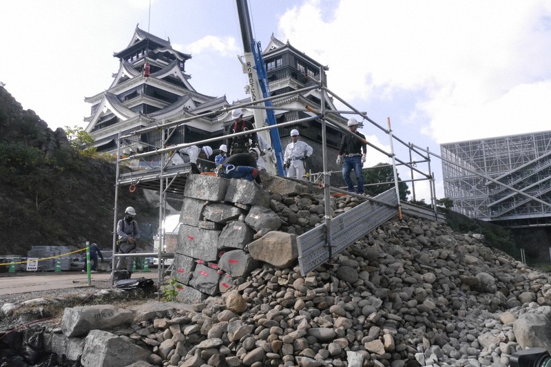 熊本城、進む石垣の復旧作業 子どもらからのメッセージ付きの石も