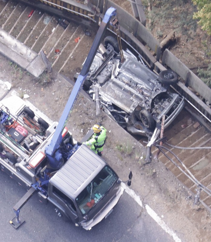 ダンプカーと乗用車が衝突し橋の下に転落 広島・安佐南区 [写真特集9/8