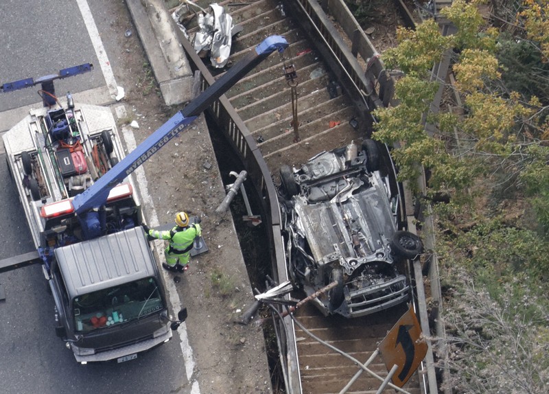 ダンプカーと乗用車が衝突し橋の下に転落 広島・安佐南区 [写真特集1/8
