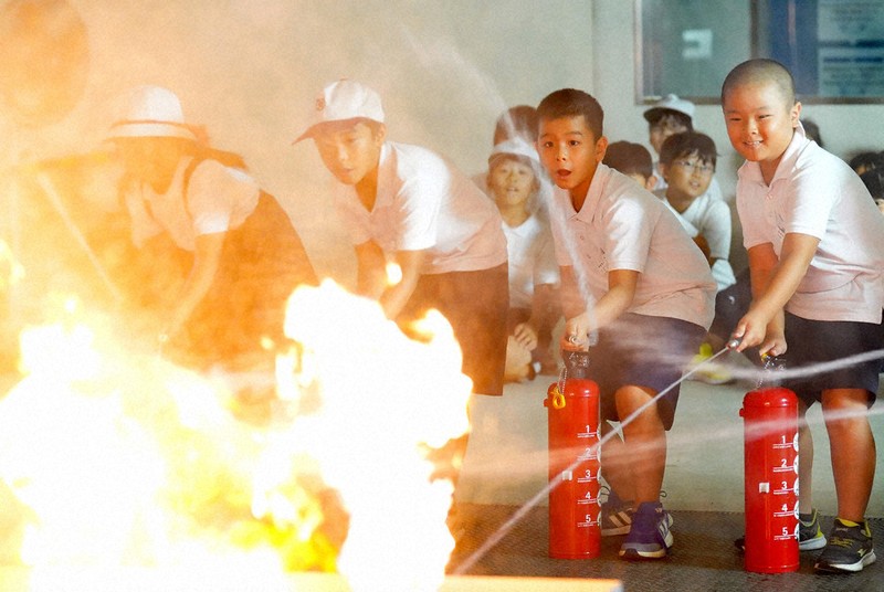 View＋：いのち守る「疑似体験」 堺・総合防災センター 煙や暗闇の