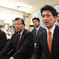 兵庫県知事選に立候補した稲村和美氏への支持を表明する県市長会の有志ら＝神戸市中央区で2024年11月14日午前11時8分、中尾卓英撮影