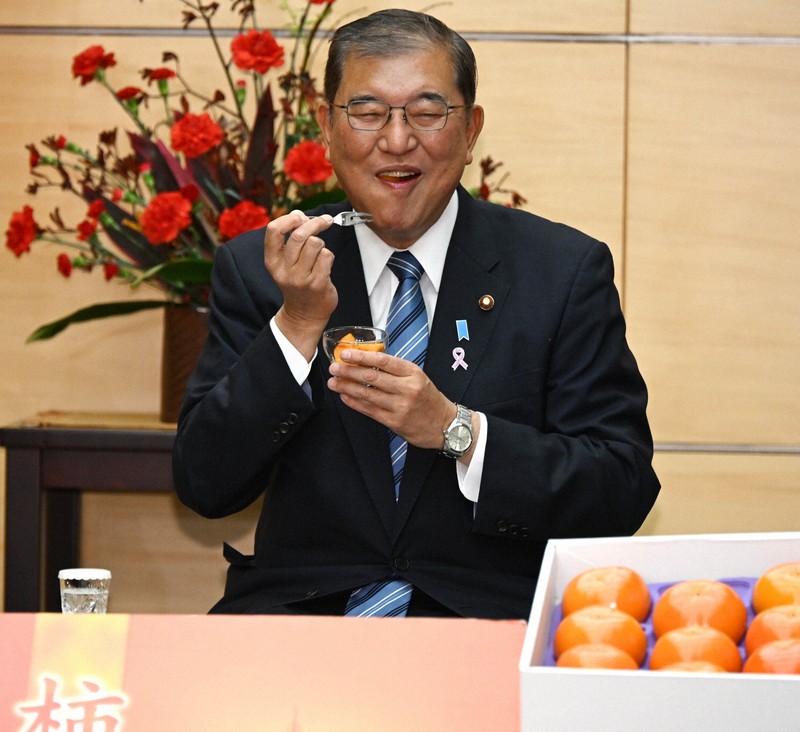 石破首相 柿試食 [写真特集1/5] | 毎日新聞