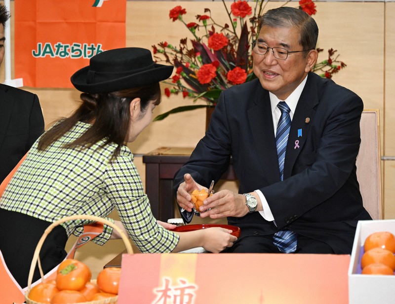 石破首相 柿試食 [写真特集1/5] | 毎日新聞