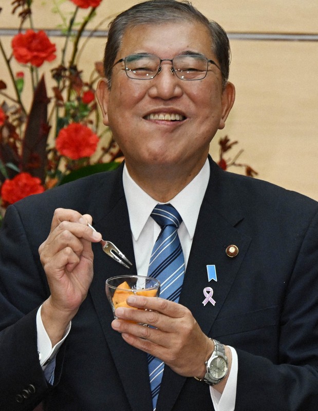 石破首相 柿試食 [写真特集1/5] | 毎日新聞