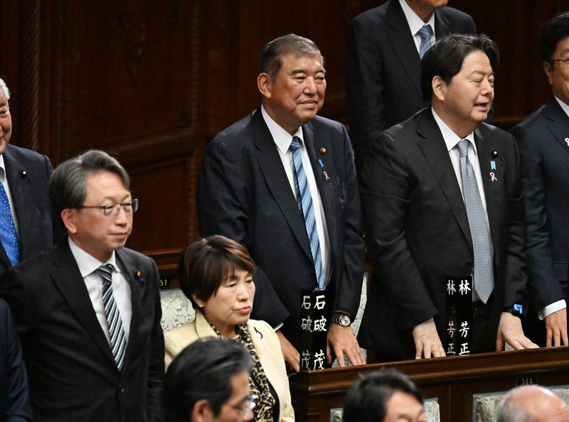 石破首相 柿試食 [写真特集1/5] | 毎日新聞