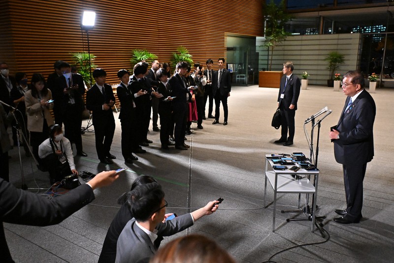 石破首相 柿試食 [写真特集1/5] | 毎日新聞