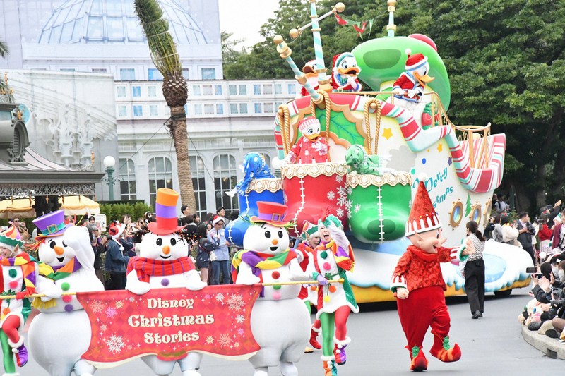 巨大ツリー、華やかな電飾 15日から「ディズニー・クリスマス」 [写真