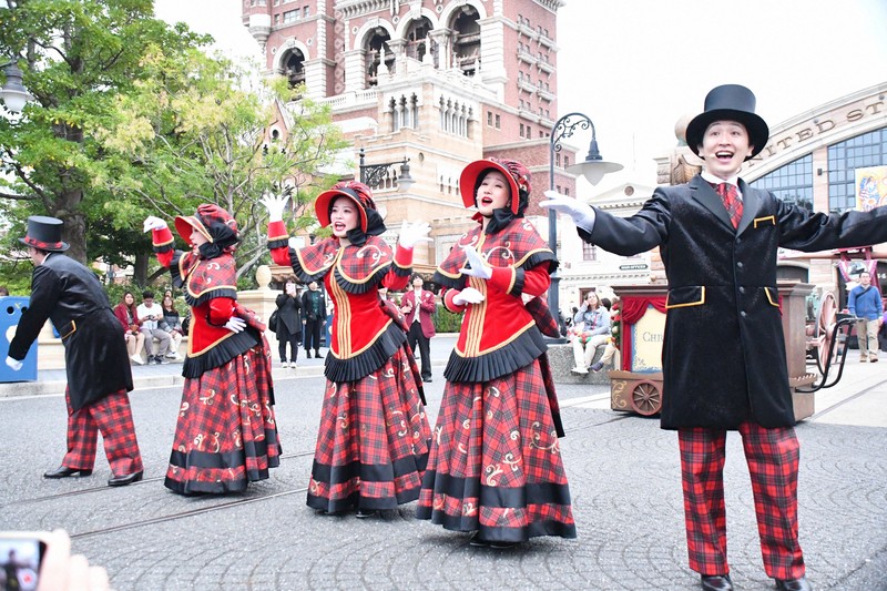 巨大ツリー、華やかな電飾 15日から「ディズニー・クリスマス」 [写真