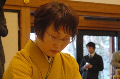 和服姿で対局に臨む蛸島彰子女流六段＝2008年撮影（日本女子プロ将棋協会提供）