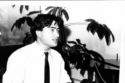 J－WAVEで番組を持って間もない1989年ごろ、マイクに向かうジョン・カビラさん＝J－WAVE提供