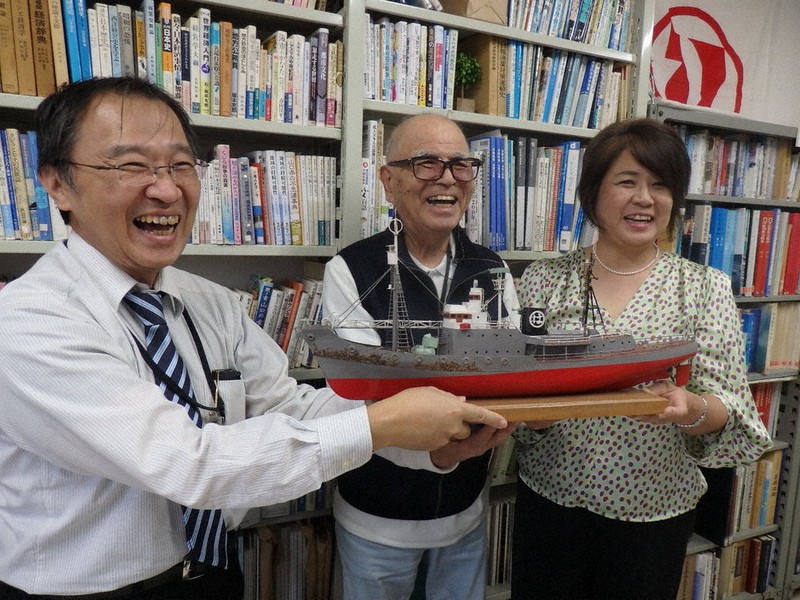 下関市立大に捕鯨船模型贈呈 元機関員・松本さん 全長70センチの自信作
