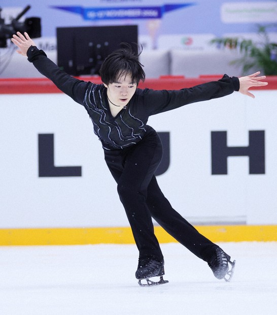 リンクサイド：首位発進の鍵山優真 「2戦連続、疲れよりも…」 GP