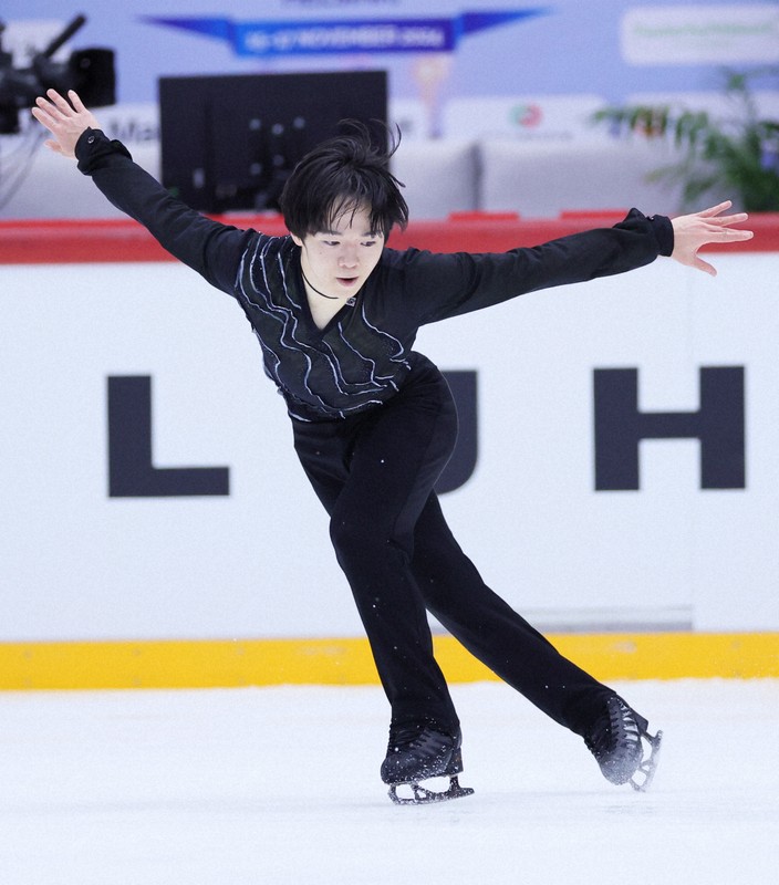 リンクサイド：首位発進の鍵山優真 「2戦連続、疲れよりも…」 GP