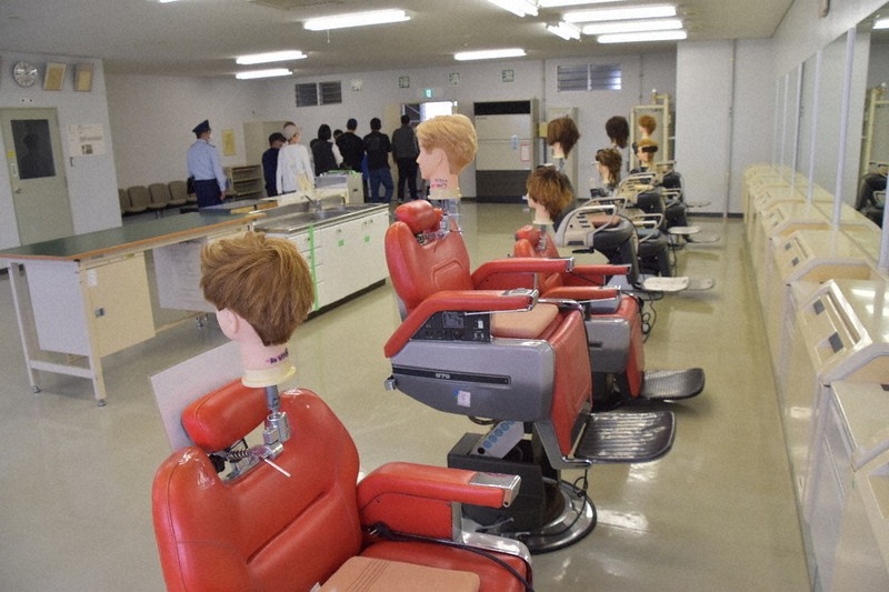 これ以上は値下げできません。刑務所矯正で購入した商品です。 佐賀少年刑務所で矯正展 木工品など販売や施設見学 「支援には地域の力