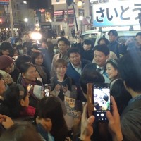 聴衆に取り囲まれ、記念写真に納まる斎藤元彦氏（中央右）＝神戸市中央区で2024年11月11日午後7時33分、栗田亨撮影