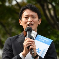 兵庫県知事選で第一声を上げる斎藤元彦氏＝神戸市中央区で2024年10月31日午前9時37分、大西岳彦撮影