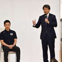 日本維新の会の集会であいさつをする清水貴之参院議員。左は吉村洋文・日本維新の会共同代表＝兵庫県尼崎市で2024年10月10日、加古信志撮影