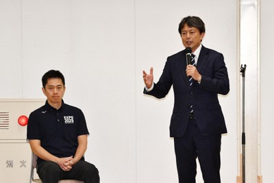 日本維新の会の集会であいさつをする清水貴之参院議員。左は吉村洋文・日本維新の会共同代表＝兵庫県尼崎市で2024年10月10日、加古信志撮影