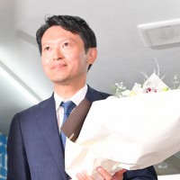 当選確実となり、笑顔で花束を受け取る斎藤元彦氏＝神戸市中央区で2024年11月17日午後9時47分、北村隆夫撮影