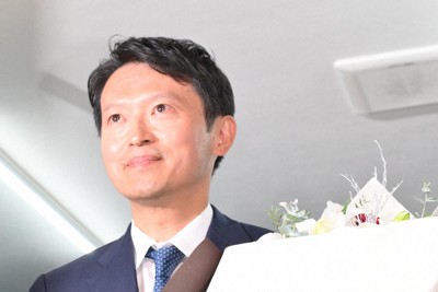 当選確実となり、笑顔で花束を受け取る斎藤元彦氏＝神戸市中央区で2024年11月17日午後9時47分、北村隆夫撮影