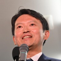 当選確実となり、笑顔であいさつをする斎藤元彦氏＝神戸市中央区で2024年11月17日午後9時51分、北村隆夫撮影