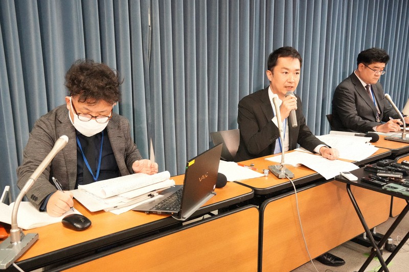 問題行動・不登校調査の結果を説明する文部科学省の担当者＝東京都千代田区で2024年10月25日、斎藤文太郎撮影