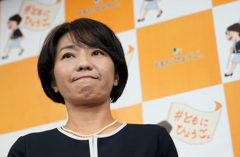 厳しい表情で取材に応じる稲村和美氏＝神戸市中央区で2024年11月17日午後8時56分、松田雄亮撮影