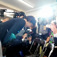 集まった支持者に頭を下げる稲村和美氏＝神戸市中央区で2024年11月17日午後8時58分、松田雄亮撮影