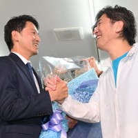 当選確実となり、笑顔で花束を受け取る斎藤元彦氏＝神戸市中央区で2024年11月17日午後9時46分、北村隆夫撮影