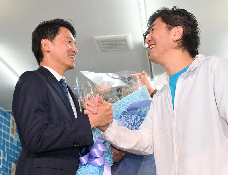 当選確実となり、笑顔で花束を受け取る斎藤元彦氏＝神戸市中央区で2024年11月17日午後9時46分、北村隆夫撮影