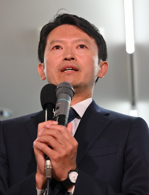 当選確実となり、あいさつをする斎藤元彦氏＝神戸市中央区で2024年11月17日午後9時48分、北村隆夫撮影