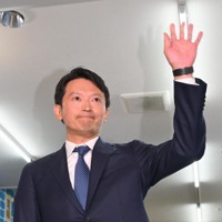 当選確実となり、支持者に手を振る斎藤元彦氏＝神戸市中央区で2024年11月17日午後9時54分、北村隆夫撮影