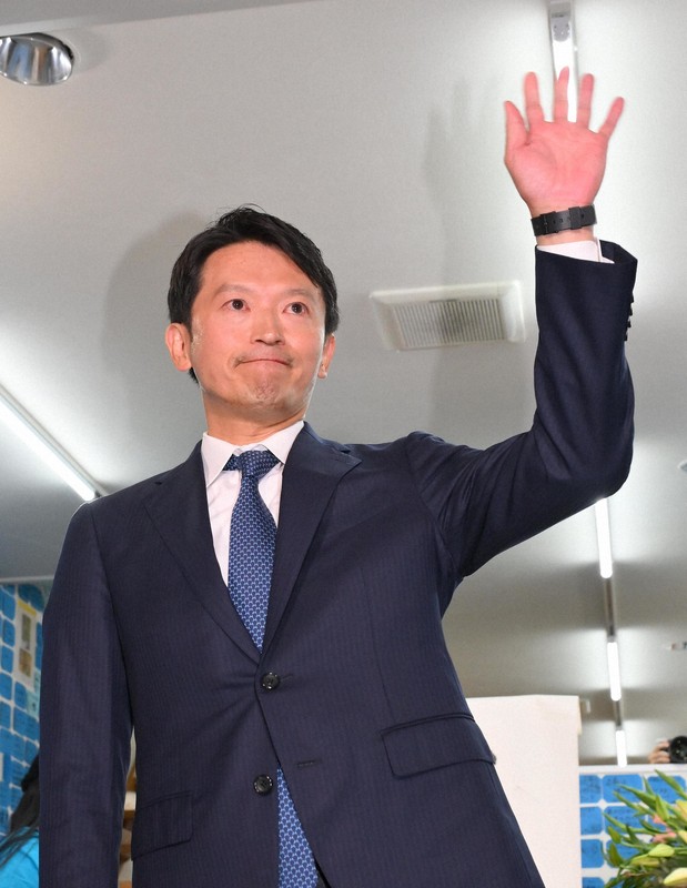 当選確実となり、支持者に手を振る斎藤元彦氏＝神戸市中央区で2024年11月17日午後9時54分、北村隆夫撮影