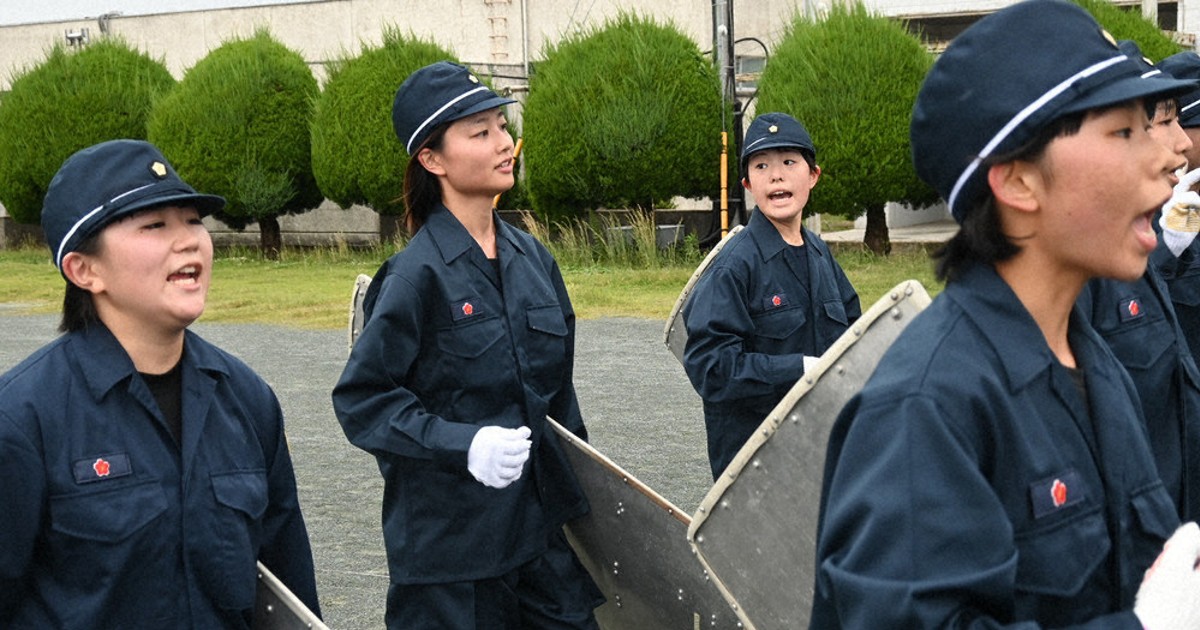 5キロの盾持ち走る 初任科生に励まされ 新人記者が警察学校体験 | 毎日新聞