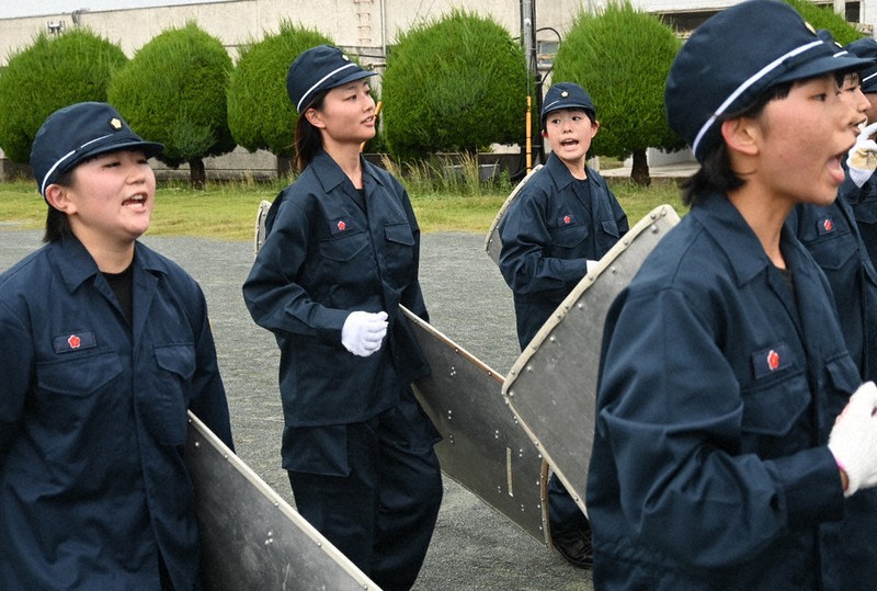 5キロの盾持ち走る 初任科生に励まされ 新人記者が警察学校体験 | 毎日新聞