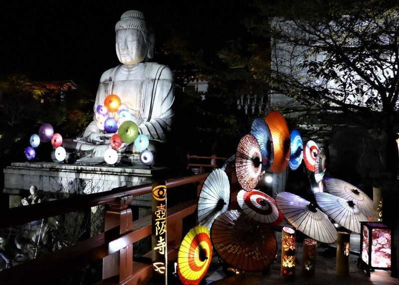 人々の傷、癒やす和傘大仏 壺阪寺で紅葉ライトアップ 24日までの週末