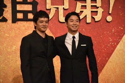 「豊臣兄弟！」で豊臣秀長役の仲野太賀さん（右）と秀吉役の池松壮亮さん＝平本絢子撮影